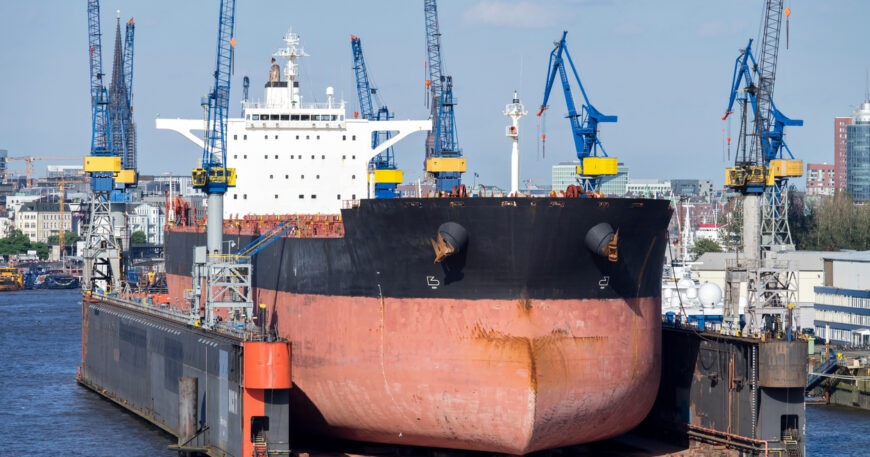 Massengutfrachter im Schwimmdock zur Wartung