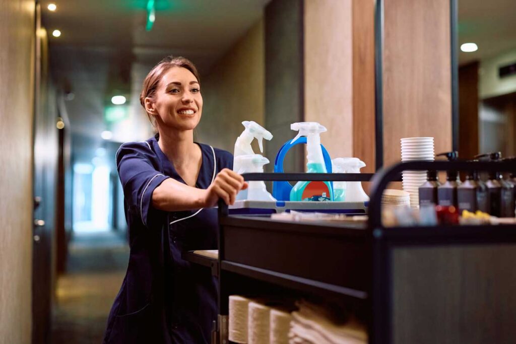 Housekeeping-Team im Hotelflur mit Reinigungswagen